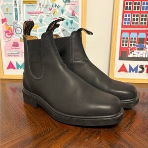 NWOT black Blundstone
CHISEL TOE Unisex